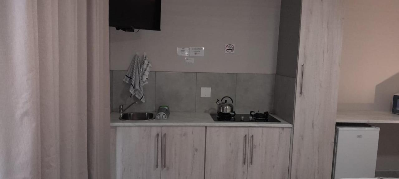 Kelzane Self-Catering Hotel กอนูบี ภายนอก รูปภาพ