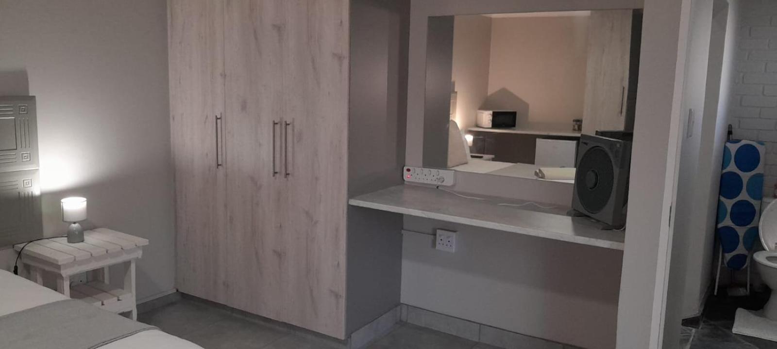 Kelzane Self-Catering Hotel กอนูบี ภายนอก รูปภาพ