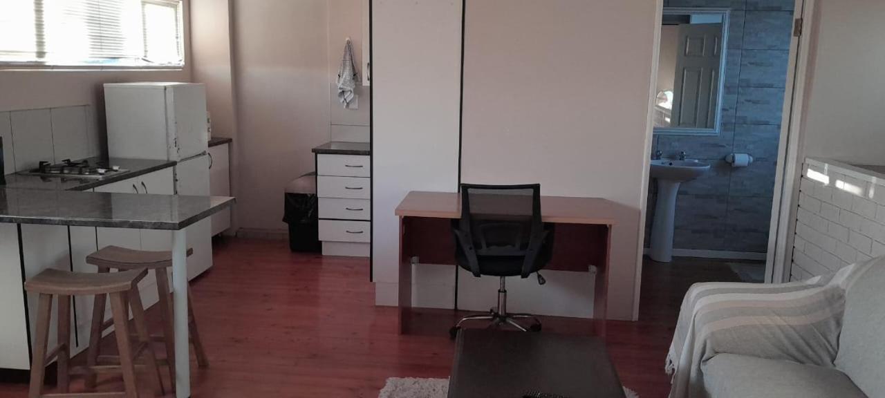 Kelzane Self-Catering Hotel กอนูบี ภายนอก รูปภาพ
