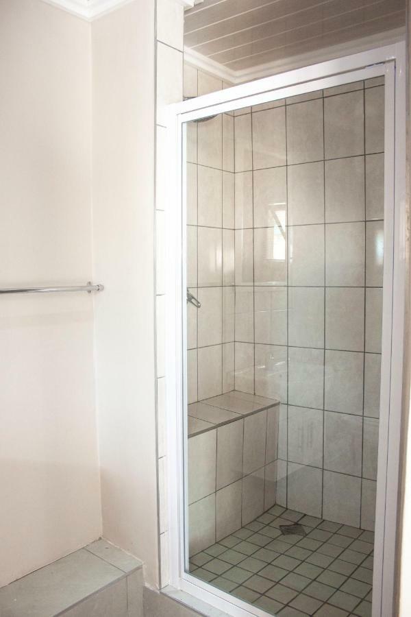 Kelzane Self-Catering Hotel กอนูบี ภายนอก รูปภาพ