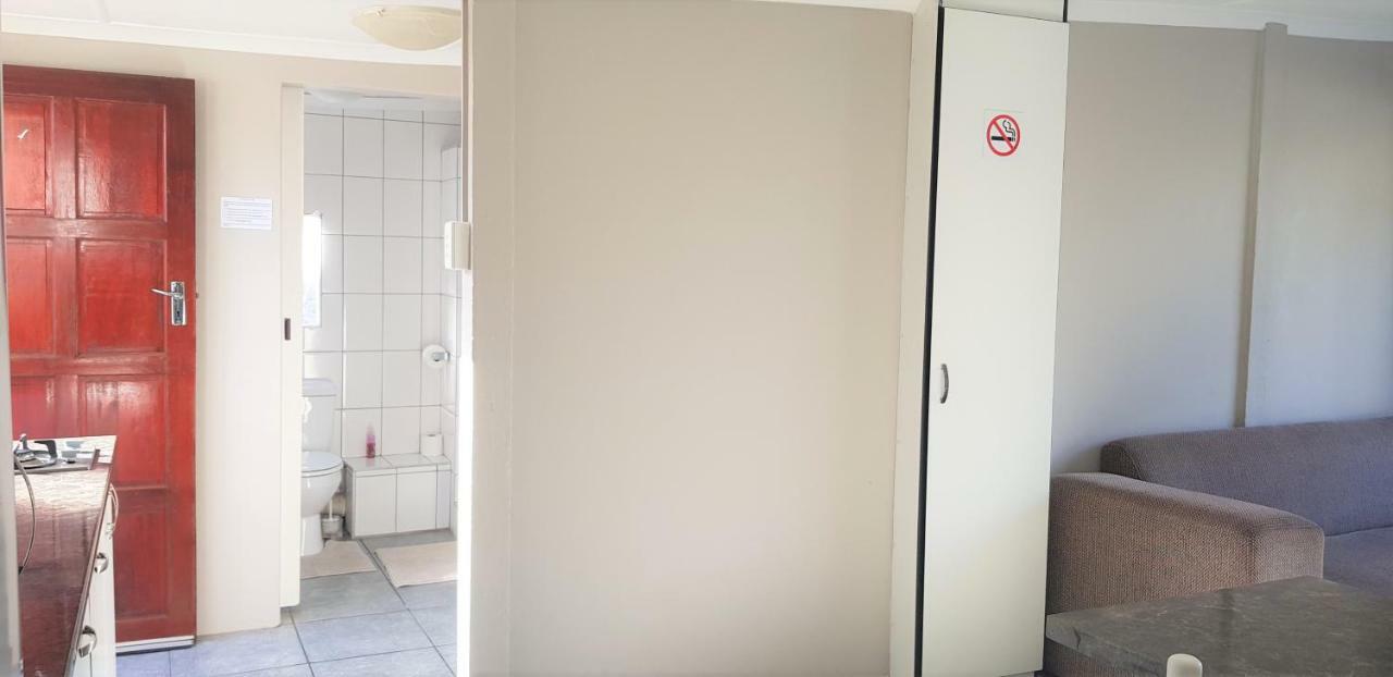 Kelzane Self-Catering Hotel กอนูบี ภายนอก รูปภาพ