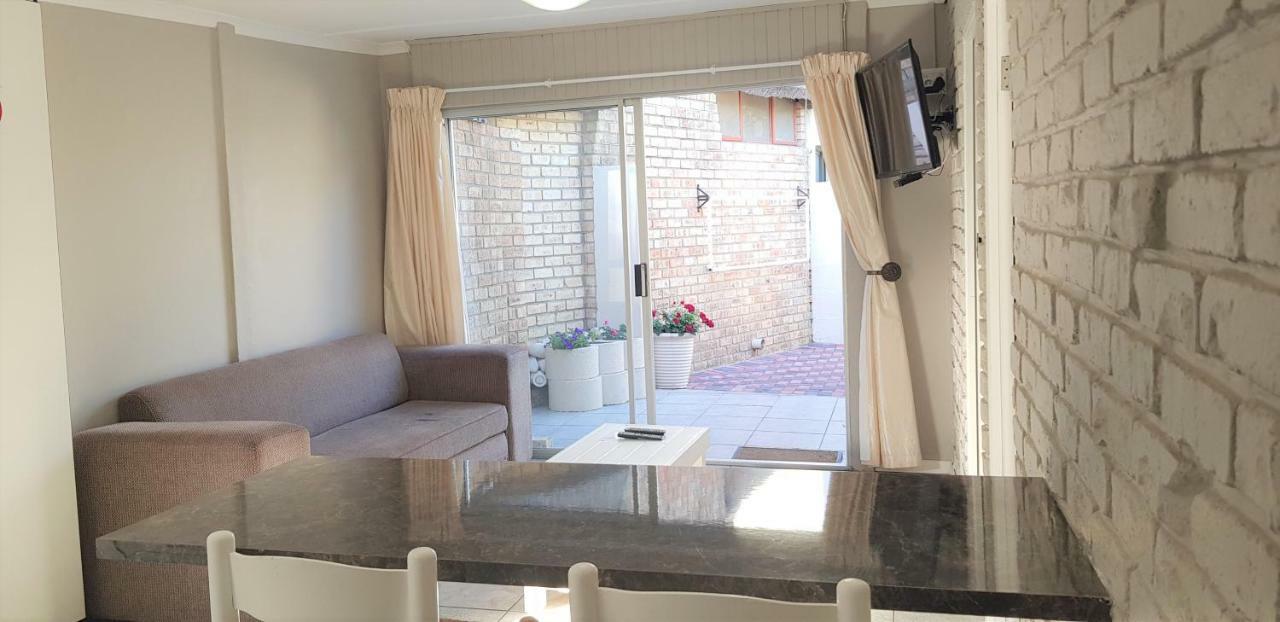 Kelzane Self-Catering Hotel กอนูบี ภายนอก รูปภาพ