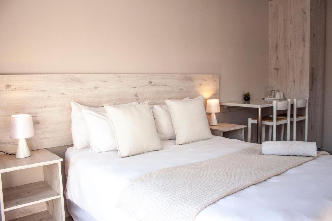 Kelzane Self-Catering Hotel กอนูบี ภายนอก รูปภาพ