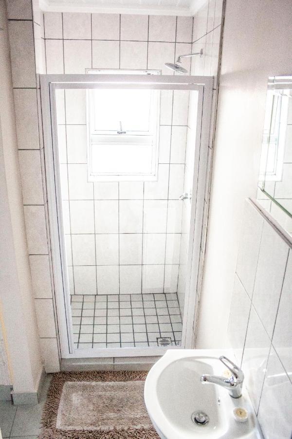 Kelzane Self-Catering Hotel กอนูบี ภายนอก รูปภาพ