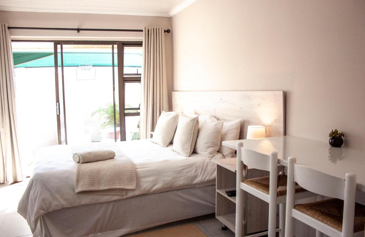 Kelzane Self-Catering Hotel กอนูบี ภายนอก รูปภาพ
