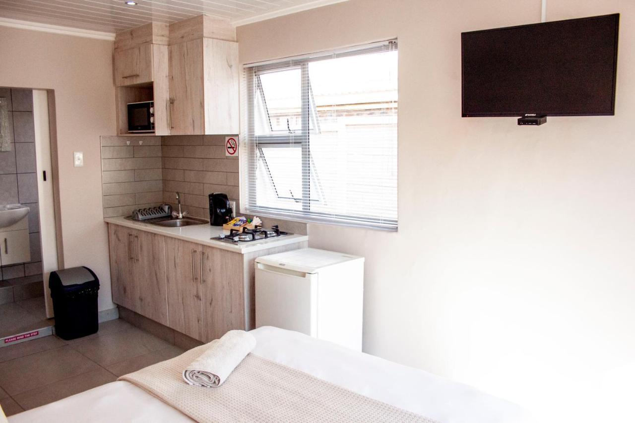 Kelzane Self-Catering Hotel กอนูบี ภายนอก รูปภาพ