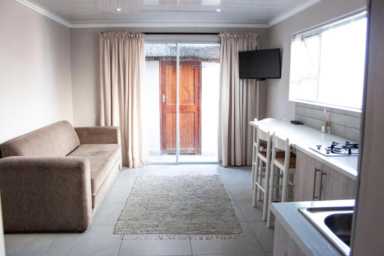 Kelzane Self-Catering Hotel กอนูบี ภายนอก รูปภาพ
