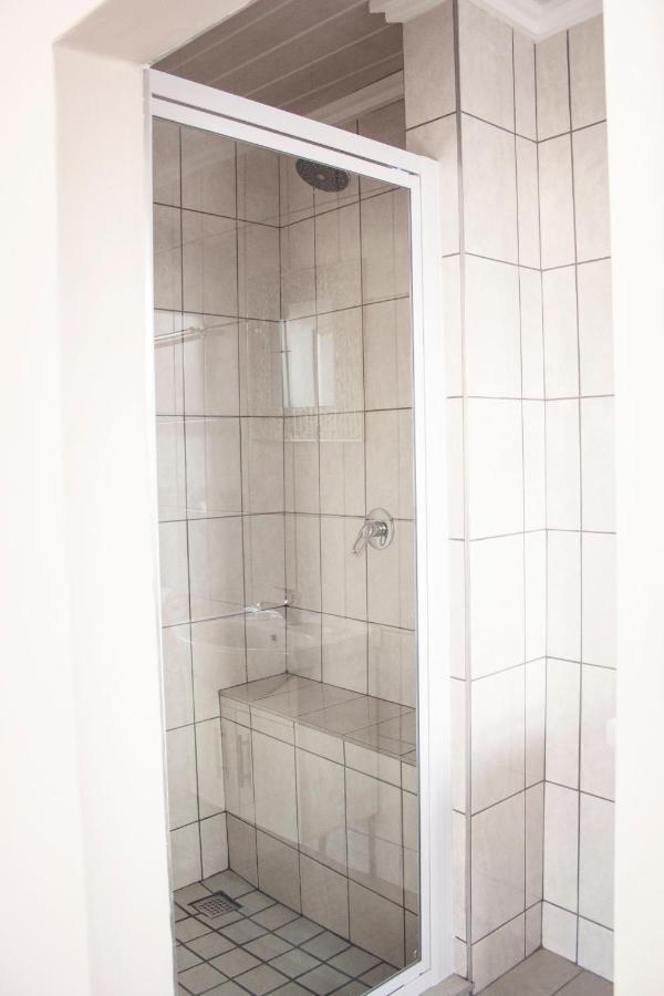 Kelzane Self-Catering Hotel กอนูบี ภายนอก รูปภาพ